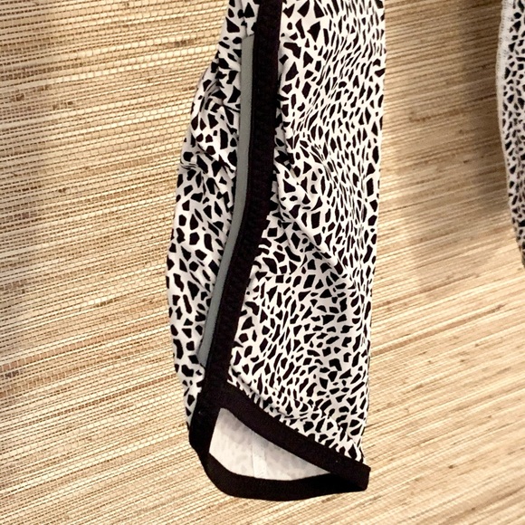 lululemon Geometric Rose Cropped Legging - Picture 5 of 6